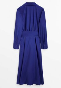 Långärmad klänning i kunglig blått tyg, med krage, åtstramad midja med bälte och en utsvängd kjol.