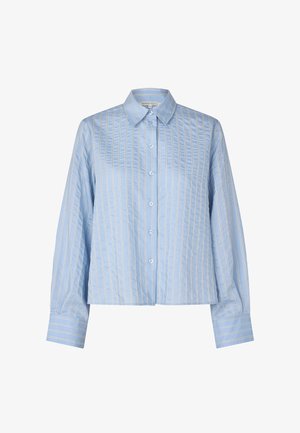 Lyseblå skjorte med knapper, hvite vertikale striper, krage og lange ermer med mansjetter. Glatt stoff med en strukturert utforming.