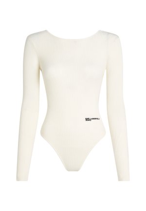 Body de manga larga acanalado en color crema, con escote redondeado y un logo de la marca en negro en la parte inferior. El diseño ajustado realza la figura.