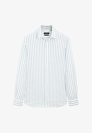 Biała koszula z długim rękawem, zapinana na guziki, w pionowe niebieskie i czarne paski, z klasycznym kołnierzykiem, wyeksponowana na jednolitym tle.