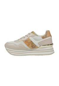 Sneaker con tomaia in pelle e rete beige, accentuati da un motivo testurizzato beige e arancione, e una suola bianca spessa a strisce con dettagli dorati.