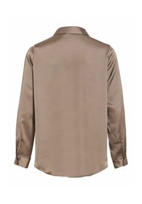 Rjava satenasta srajca z dolgimi rokavi, klasičnim ovratnikom, zapenjanimi manšetami in gladko teksturo, prikazuje enobarvno brez vzorcev.