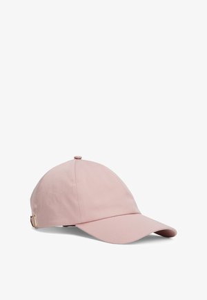 Casquette de baseball en coton rose clair avec visière incurvée, bandeau ajustable et détails en métal doré sur le côté. Finition en tissu texturé.