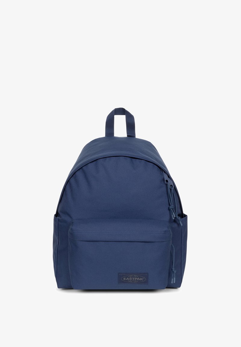 Zaino blu navy con parte superiore arrotondata, tasca frontale con zip e spallacci regolabili. Realizzato in tessuto resistente con dettagli logo.