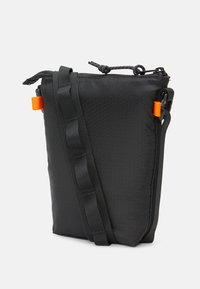 Borsa a tracolla nera con materiale testurizzato, forma rettangolare, tracolla regolabile, dettagli arancioni e chiusura zip sicura.