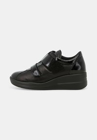 Scarpa nera con una texture liscia e lucida, dotata di due cinturini in velcro regolabili e una suola a cuneo per un maggiore comfort e altezza.