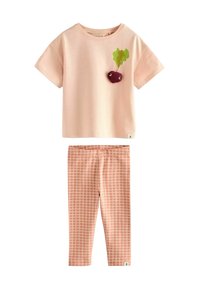 Lyserød bomulds to-delt sæt med en T-shirt med korte ærmer, der har en rødbede-applikation, og ternede leggings i matchende nuancer.