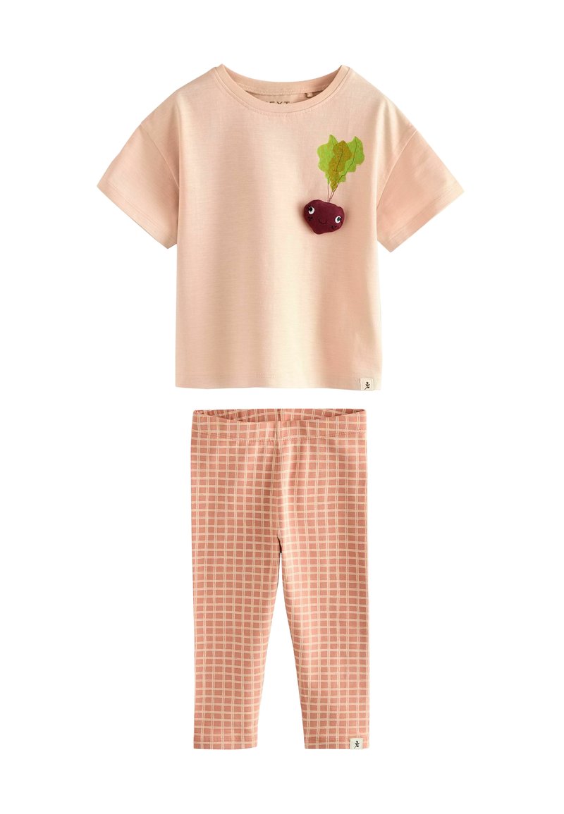 Lyserød bomulds to-delt sæt med en T-shirt med korte ærmer, der har en rødbede-applikation, og ternede leggings i matchende nuancer.