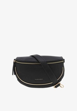 Sac en cuir noir en bandoulière avec un design courbé, des accents en métal doré, une fermeture à glissière supérieure et une bandoulière ajustable. Nom de la marque visible.
