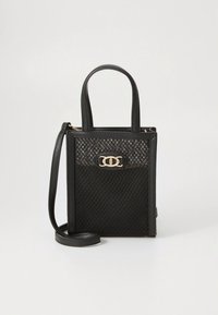 Juoda struktūruota rankinė su tinklelio tipo priekiu, auksinės spalvos detalėmis, plokščios rankenos ir pasirinktinai petneša. Tekstūruota odos apdaila.