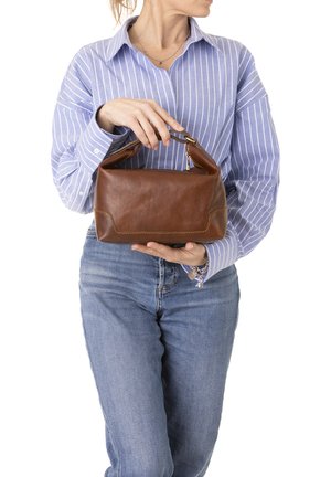 Braune Ledertasche mit strukturiertem Design und kurzen Griffen, mit sichtbaren Nähten und einem Reißverschluss.