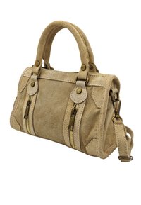 Sac à main en suede beige avec doubles poignées supérieures, deux zips à l'avant et accents en laiton. Comprend une bandoulière détachable.