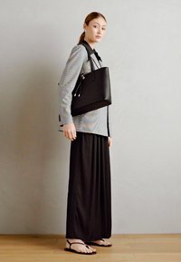 Anna Field Torbica - black