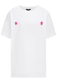 Biała bawełniana koszulka z krótkim rękawem i okrągłym dekoltem, z dwoma różowymi haftowanymi kwiatami na piersi.