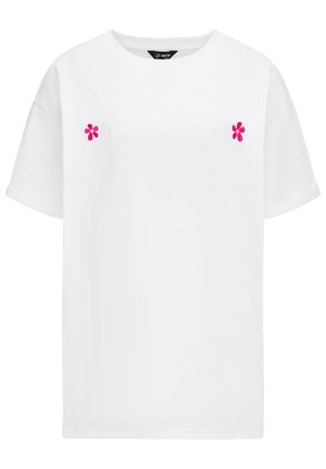 Biała bawełniana koszulka z krótkim rękawem i okrągłym dekoltem, z dwoma różowymi haftowanymi kwiatami na piersi.