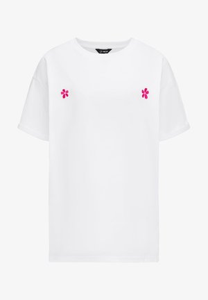 Biała bawełniana koszulka z krótkim rękawem i okrągłym dekoltem, z dwoma różowymi haftowanymi kwiatami na piersi.