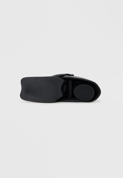 Pantof cu exterior neted, de culoare neagră și talpă dreaptă. Design minimalist, cu textură subtilă și vârf rotunjit.