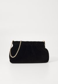 Clutch em veludo preto com um design franzido, uma alça de corrente dourada e uma textura suave, apresentando uma silhueta arredondada e sem costuras.