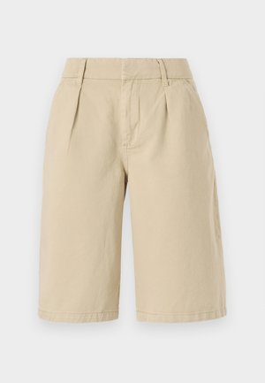 Beige Baumwollshorts mit lässiger Passform, die vorne Falten und Seitentaschen aufweisen und knapp über dem Knie mit einem sauberen Saum enden.