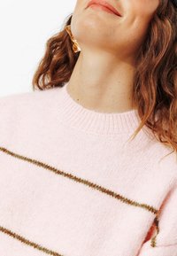 Pull en tricot rose avec un col ras du cou côtelé, présentant des rayures horizontales marron. Texture douce avec une finition légèrement duveteuse.
