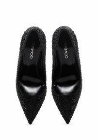 Escarpins noirs à bout pointu avec une tige texturée ornée de petites perles décoratives et un intérieur noir brillant. Talon solide et design confortable.