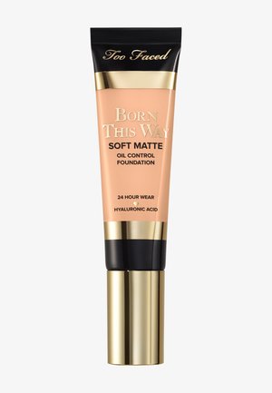 Tube van Too Faced Born This Way Soft Matte oliecontrole foundation met gouden en zwarte dop, gelabeld met 24 uur houdbaarheid en hyaluronzuur.