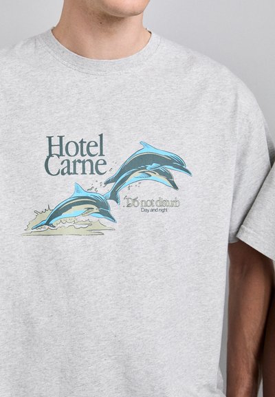 Pelēka kokvilnas t-krekls ar grafiku, kurā attēloti divi lecoši delfīni, teksts lasāms "Hotel Carne" un "Nekā netraucēt dienu un nakti."