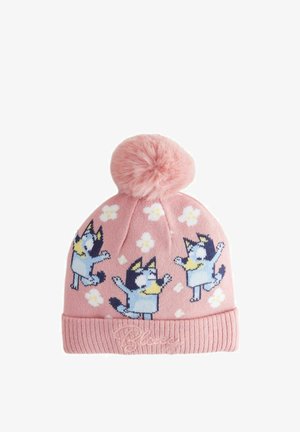 Roze gebreide beanie met een pluizige pompon. Bevat cartoonhondjes en kleine bloemmotieven. Geribbelde manchetten met het woord "Bluey" in borduursel.