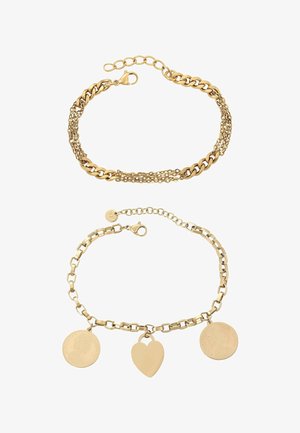 Goudkleurige armbanden: de ene heeft een dikke ketting en schakels; de andere heeft munten en een hartvormige hanger, beide met karabijnsluitingen.