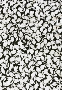 Tejido negro con un patrón floral blanco que presenta pequeñas hojas y pétalos, distribuidos uniformemente por toda la superficie. Textura suave.