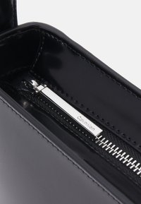 Calvin Klein REFINED SCULPT BAG SHINY - Bolso de mano - black
