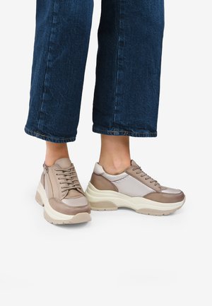 CON CREMALLERA Y CORDONES ELÁSTICOS - Baskets basses - beige