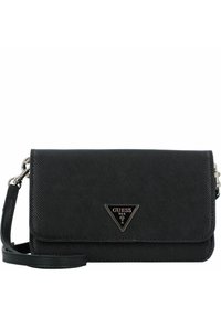 Černá syntetická kabelka s texturovaným povrchem, trojúhelníkovým logem ve stříbrné barvě, odnímatelným ramenním popruhem a klopovým uzávěrem.