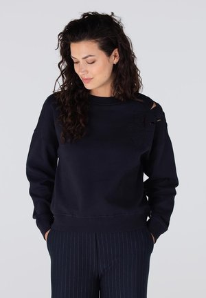 Marineblauw sweatshirt met lange mouwen, met een uitsnijding op de schouders en textuur bloemenaccenten aan de voorkant, gemaakt van zachte stof.