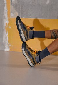 Não selecionado, butternut/moss gray