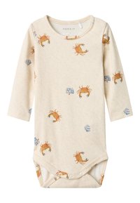 Body de bebé de manga larga en algodón beige con un patrón de cangrejos y corales en naranja y azul, con cierres a presión en la parte inferior.