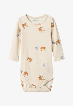 Body de bebé de manga larga en algodón beige con un patrón de cangrejos y corales en naranja y azul, con cierres a presión en la parte inferior.