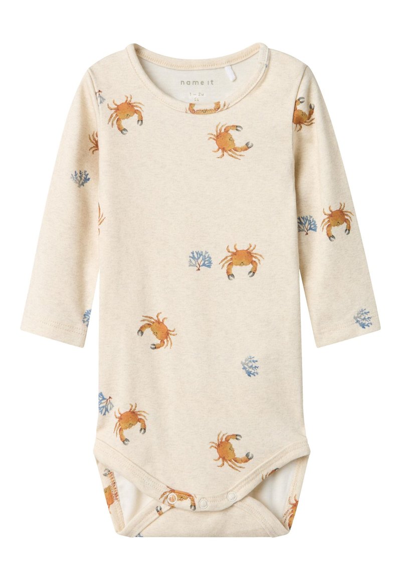 Body de bebé de manga larga en algodón beige con un patrón de cangrejos y corales en naranja y azul, con cierres a presión en la parte inferior.