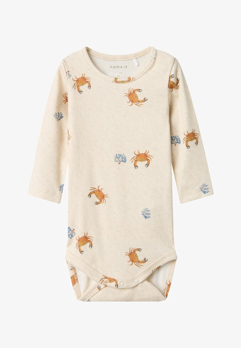 Body de bebé de manga larga en algodón beige con un patrón de cangrejos y corales en naranja y azul, con cierres a presión en la parte inferior.