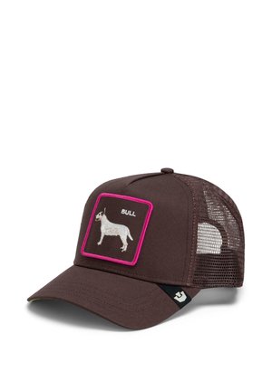 Gorra de béisbol marrón oscuro de malla con un parche frontal que muestra un perro blanco y la palabra "BULL" delineada en rosa.