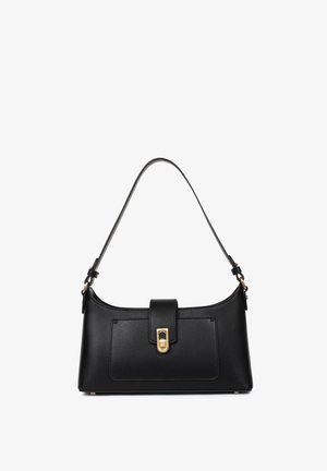 Zwarte leren handtas met een gestructureerde vorm, voorzien van een goudkleurige sluiting en een verstelbare schouderriem. Gladde textuur, minimalistisch ontwerp.
