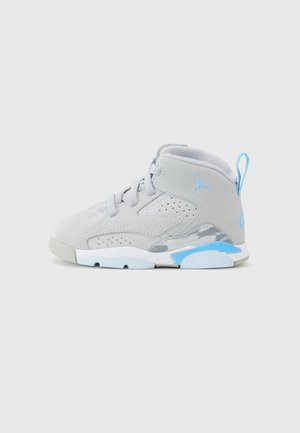 Szaro-niebieskie wysokie sneakersy z perforowanymi detalami, jasnoniebieskim logo Jumpman i pętelką na pięcie, pokazane na białym tle.