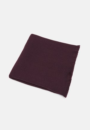 Cachecol bordô escuro com um padrão texturizado em espinha de peixe, apresentando bordas desfiadas e forma quadrada. Adequado para sobreposição ou envolvimento.