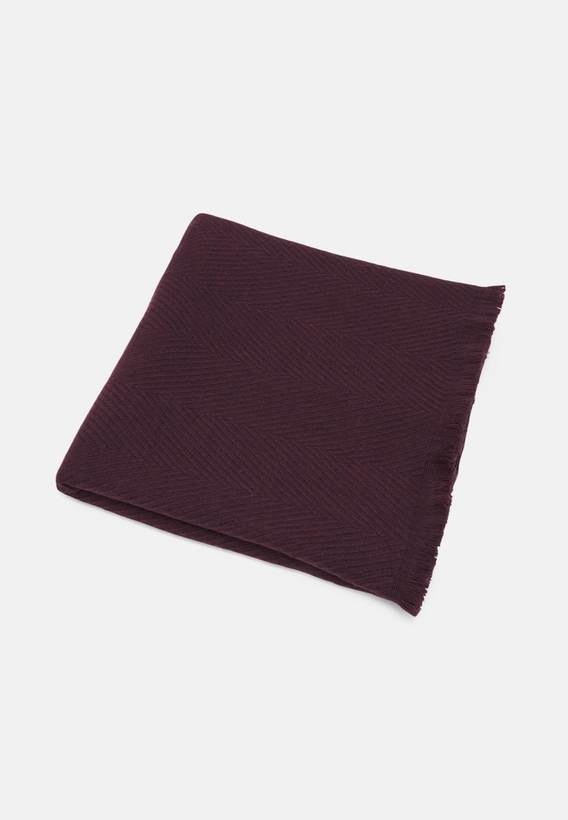 Cachecol bordô escuro com um padrão texturizado em espinha de peixe, apresentando bordas desfiadas e forma quadrada. Adequado para sobreposição ou envolvimento.