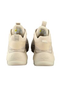 Baskets de sport beiges avec une tige en mesh texturé et synthétique, bout rond, col rembourré et logo embossé sur le talon.