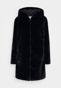 Sort pelsjakke i imiteret pels med hætte, lynlåslukning foran, lange ærmer og en blød, glat tekstur. Mellemlang model uden synlige mønstre.