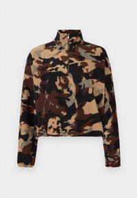 Langærmet fleece-pullover med brun, sort og beige camouflage-mønster, med halv-lynlås krave og elastiske manchetter.
