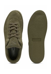Grüne Wildledersneaker mit runder Form, Schnürsenkeln und strukturierten Gummisohlen. Verfügt über ein geprägtes Logo auf der Zunge und der Sohle.