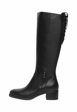 Botte en cuir noire hauteur genou avec un petit talon carré et des détails de laçage à l'arrière.