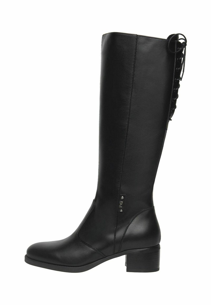 Botte en cuir noire hauteur genou avec un petit talon carré et des détails de laçage à l'arrière.